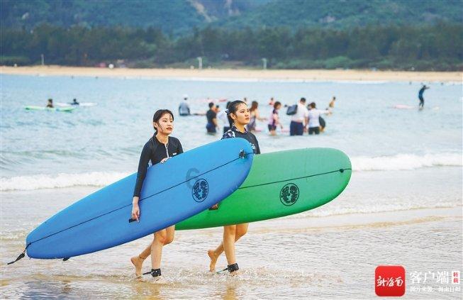 穿上反光连衣裙,展现无尽魅力